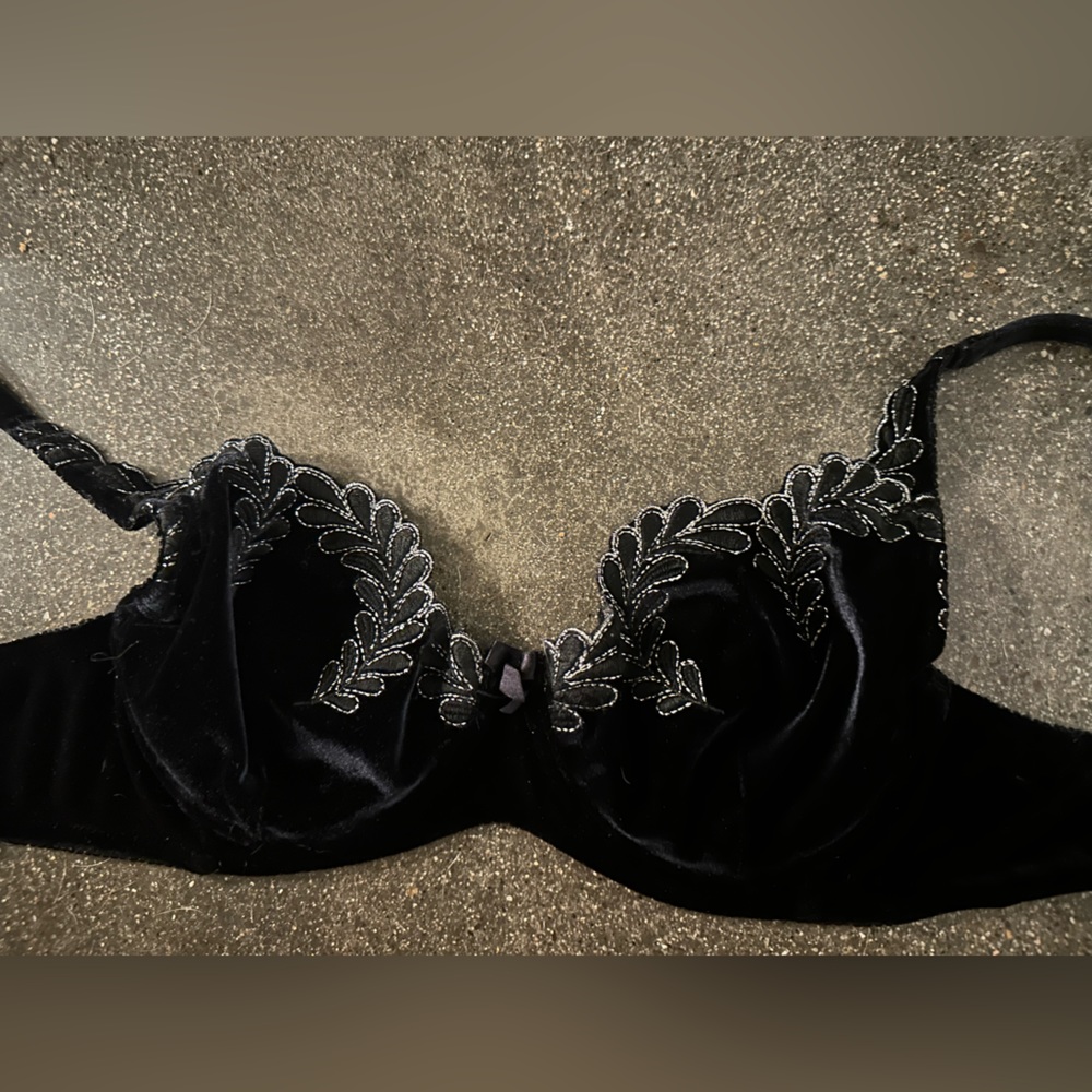 Y2k vintage black velvet Victoria’s Secret bra